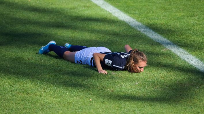 Lara Prasnikar liegt während eines Spiels von Turbine Potsdam enttäuscht auf dem Rasen. Quelle: imago images/Camera 4