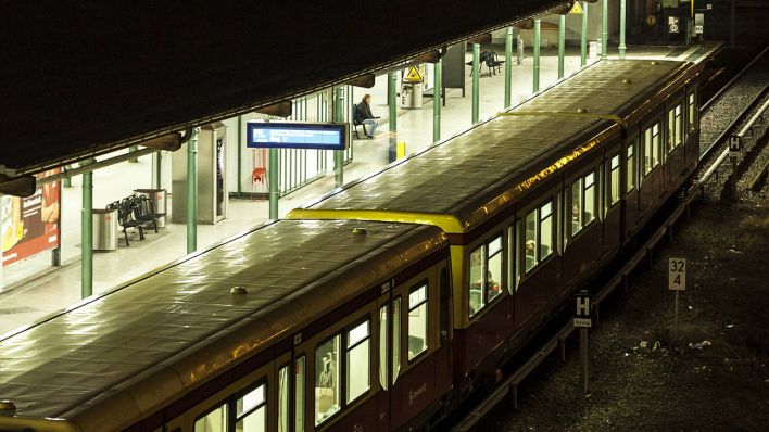 Ringbahn bei Dunkelheit in Berlin (Symbolbild: imago images / STPP)