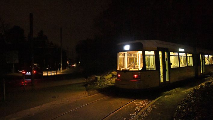 Berliner Straßenbahn im Dunkeln (Quelle: imago images/Koch)
