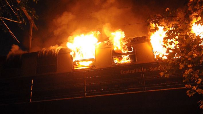 Zug brennt am Berliner Bahnhof Bellevue, (Quelle: TV-News Kontor)