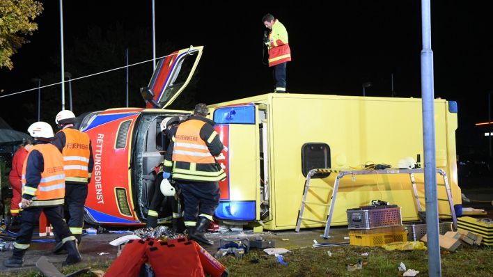In Fredersdorf-Vogelsdorf (Märkisch-Oderland) hat es am Montagabend einen schweren Unfall mit einem Rettungswagen gegeben. (Quelle: Morris Pudwell)