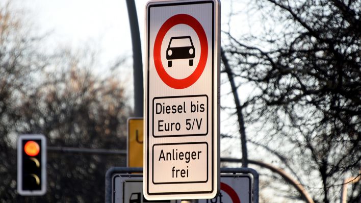 Symbolbild: Ein Schild mit einem Verbot für Autos mit "Diesel bis Euro 5/V, Anlieger frei" steht an einer Straße. (Quelle: dpa/Daniel Bockwoldt)