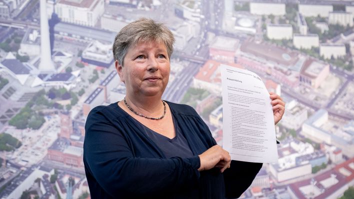 Katrin Lompscher (Die Linke), Berliner Senatorin für Stadtentwicklung und Wohnen, stellt Inhalte des Referentenentwurfs zum Mietendeckel vor.