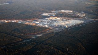 Das Werksgelände der Tesla Gigafactory Berlin Brandenburg (Luftaufnahme). (Quelle: dpa/Christoph Soeder)
