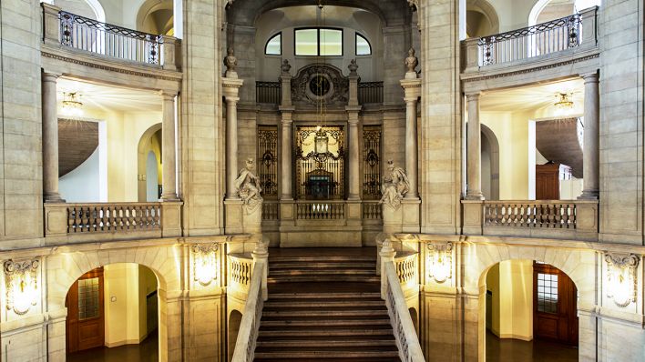 Ein Treppenaufgang im Verfassungsgericht in Berlin (Quelle: dpa/Schuh)