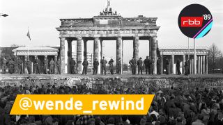 Grenzsoldaten der DDR auf der Berliner Mauer vor dem Brandenburger Tor. (Quelle: dpa/Wolfgang Kumm)