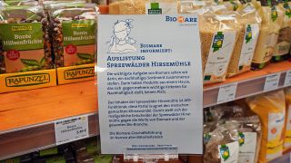 In einem Biomarkt in Leipzig der Kette Biomare GmbH hängt ein Informationsschild über die Auslistung des Produktes «Spreewälder Hirsemühle» (Bild: dpa/Peter Endig)