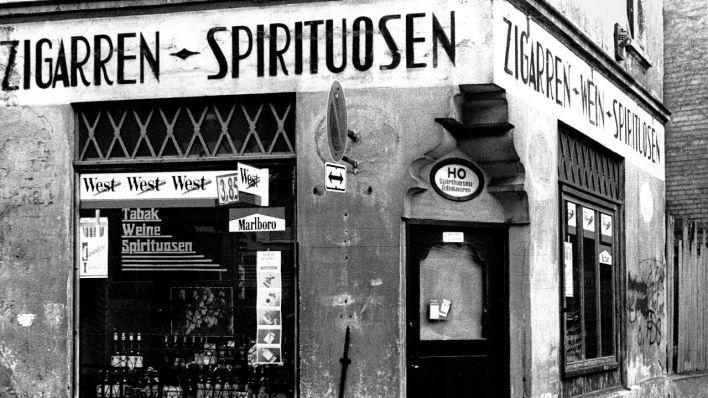 Archivbild: Eine Zigaretten- und Spirituosen-Verkaufsstelle der Handelsorganisation (HO) 1991 in Wismar, Mecklenburg-Vorpommern. (Bild: dpa/Siegfried Wittenburg)