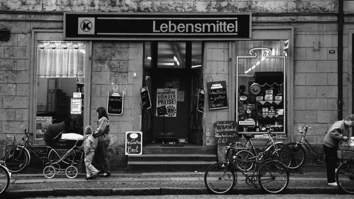 Archivbild: Ein "Konsum" in der Altstadt von Wittstock, Prignitz am 01.01.1991 (Bild: dpa/Paul Glaser)
