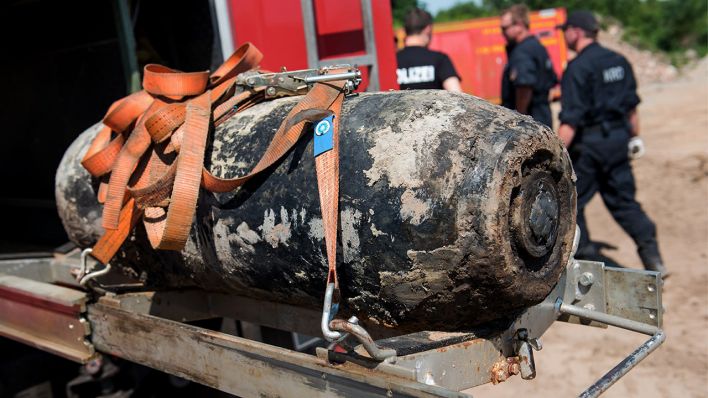 Symbolbild: Eine entschärfte 250 Kg Weltkriegsbombe liegt auf dem Auszug eines Lastwagens. (Quelle: dpa/ D. Bockwoldt)