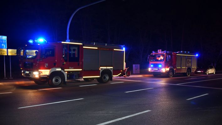 Fahrzeuge der Feuerwehr stehen am Rastplatz Michendorf, wo ein Mann mit einer Waffe und Sprengstoff drohte. (Quelle: dpa/Paul Zinken)