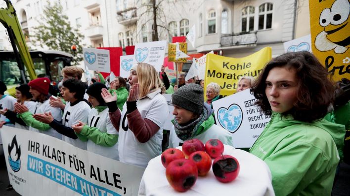 Junge Menschen Demonstrieren in Berlin im Sinne der Klimaklage. (Quelle: dpa/M. Sohn)