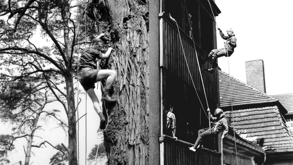 Archivbild: In West-Berlin der 60er Jahre mussten sich die Kletterer etwas einfallen lassen. (Quelle: Archiv DAV Berlin)