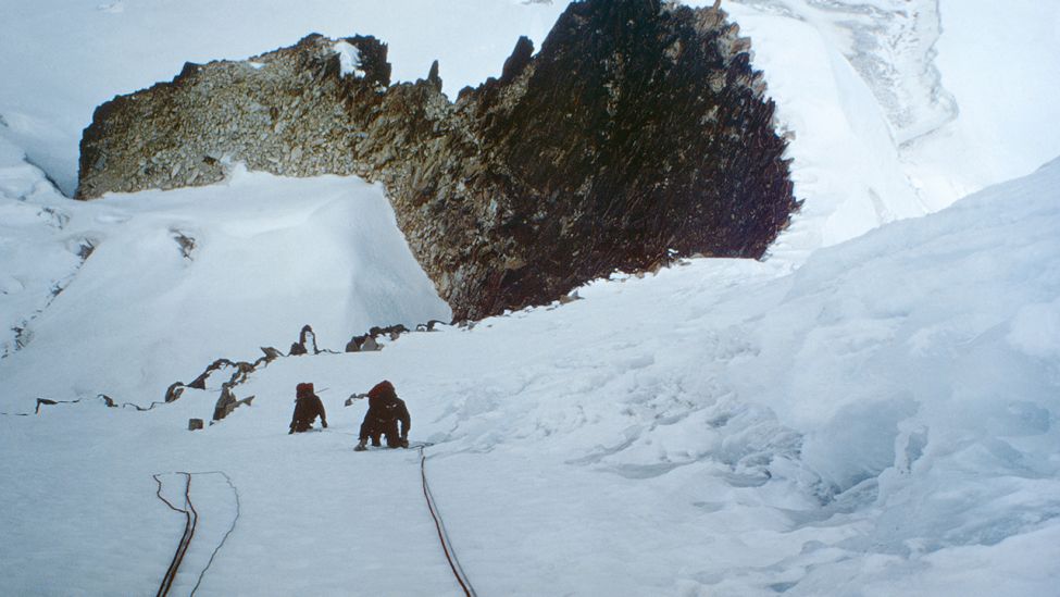 Die Jubiläumsexpedition des DAV ging 1969 nach Bolivien. Brüchiges Eis unterm Gipfel. (Quelle: Archiv Sektion Berlin/Hasse)