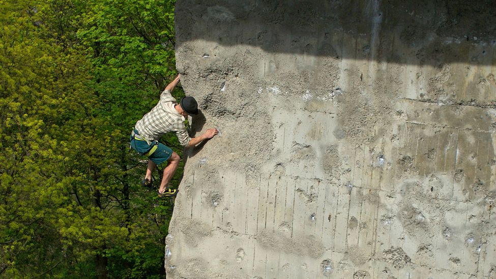 Archivbild: Lukas Kriegler klettert 2016 die Kante am Bunker am Humboldthain. (Quelle: rbb|24/Caroline Winkler)