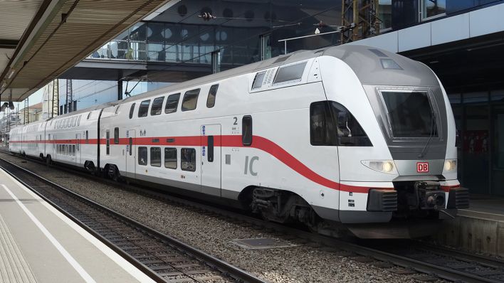 Doppelstock-IC-Zug der Deutschen Bahn steht am Bahnsteig (Quelle: DB/Priegnitz).
