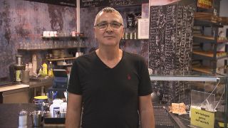 Gastarbeiter Orhan Yüksel steht in einem Laden. (Quelle: rbb/E. Landschek)