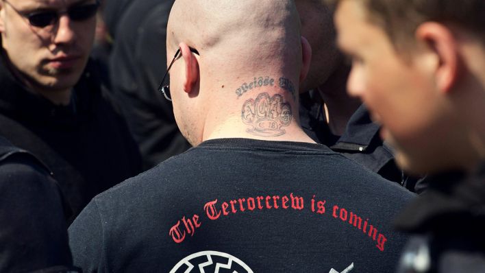 Archivbild: Während einer Demonstration von Neonazis in Wittstock, Brandenburg ist auf dem Nacken eines Mannes ein Tattoo der rechtsextremen Gruppierung Combat 18 zu erkennen (Bild: imago images)