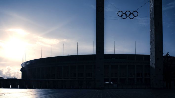 Das Olympiastadion im Gegenlicht. Bild: imago/CHROMORANGE