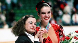 Katarina Witt posiert nach ihrem Olympiasieg 1988 in Calgary mit ihrer Trainerin Jutta Müller. (Quelle: imago/Camera 4)