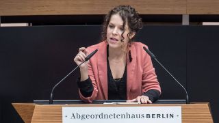 Die Linke-Politikerin Anne Helm spricht im Berliner Abgeordnetenhaus während einer Planarsitzung. (Quelle: imago-images/Christian Ditsch)