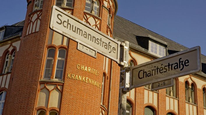 Eine Fassade der Charité mit einem Straßenschild an der Ecke Schumannstraße/Charitéstraße in Berlin-Mitte (Bild: imago-images/Christian Behring)