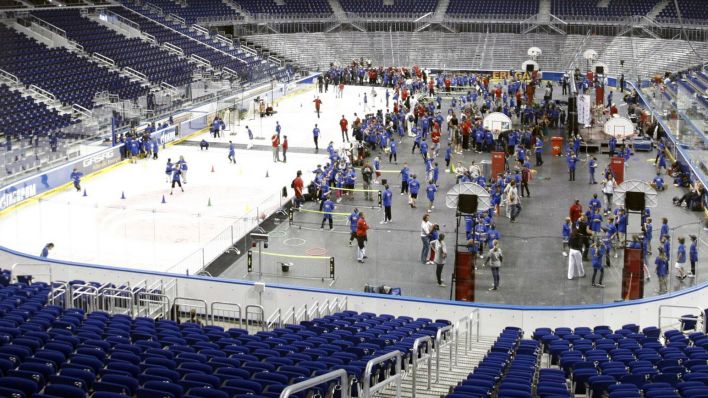 Die Berliner Merzedes-Benz-Arena wird nach einem Eishockeyspiel umgebaut. (Quelle: imago/Jens Schicke)