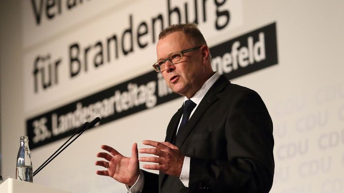 Michael Stübgen spricht auf einem Landesparteitag der Brandenburger CDU. (Quelle: imago-images/Martin Müller)