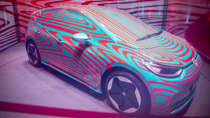Das neue Elektroauto ID der Marke Volkswagen wird in einem Glaswürfel präsentiert.