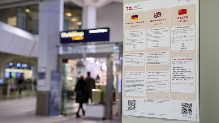 Plakate am Flughafen Tegel weisen im Januar 2020 auf die Gefährdung durch den Coronavirus hin. (Quelle: dpa/Andreas Gora)