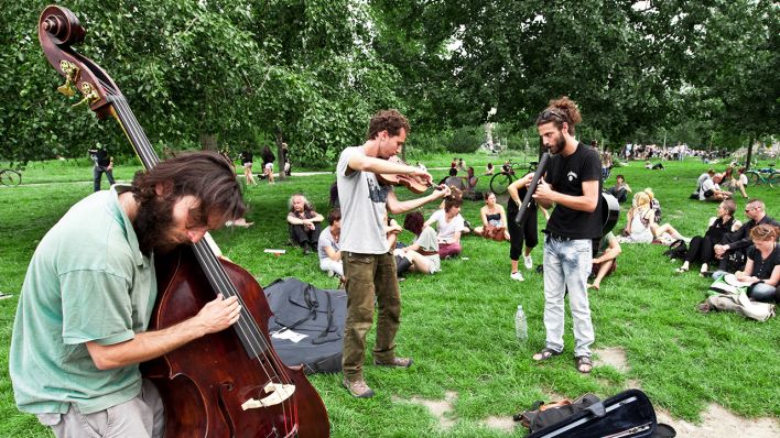 Musiker spielen im Mauerpark (Bild: dpa/Maximilian Norz)