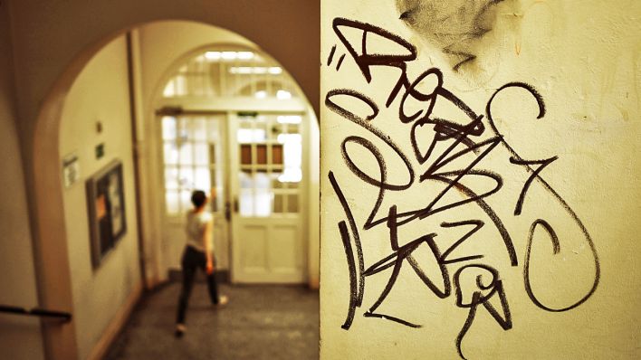 Symbolbild: Beschmierte Wände an einer Wand im Treppenhaus einer Berliner Schule (Quelle: dpa/Kalaene)