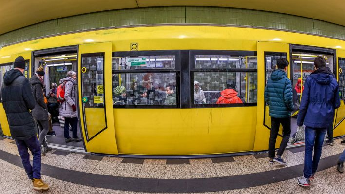 Menschen steigen in eine U-Bahn der Linie 9 am Bahnhof Kurfürstenstraße in Berlin-Charlottenburg, Archivbild (Quelle: Bildagentur-online/Joko)