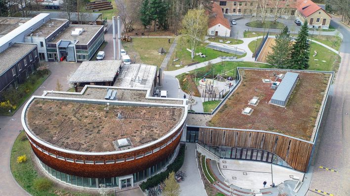 Archivbild: Der Waldcampus der Hochschule für nachhaltige Entwicklung Eberswalde (HNEE), Luftaufnahme mit einer Drohne. (Quelle: dpa/P. Pleul)