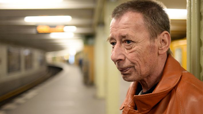 Der ehemalige Obdachlose Klaus Seilwinder steht am 15.04.2014 in Berlin in dem U-Bahnhof Hausvogteiplatz (Bild: dpa/Britta Pedersen)