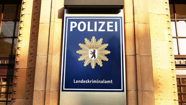 Ein Schild weist auf das Landeskriminalamt der Polizei in Berlin hin (Quelle: DPA/Wolfram Steinberg)