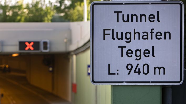Einfahrt zum Tunnel Flughafen Tegel (Quelle: dpa/Burgi)