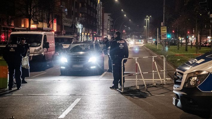 Polizei vor Absperrung unweit Berliner Pallasstraße (Quelle: dpa/Paul Zinken)