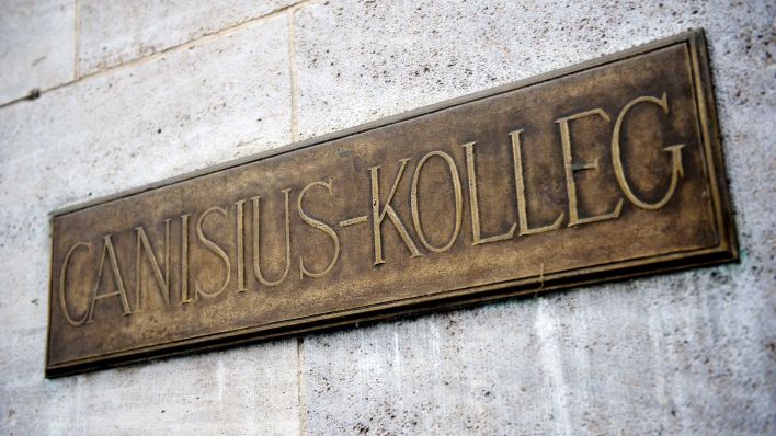 ARCHIV - Das Türschild des Berliner Canisius-Kollegs, aufgenommen am 01.02.2010 in Berlin. (Quelle: dpa/Robert Schlesinger)