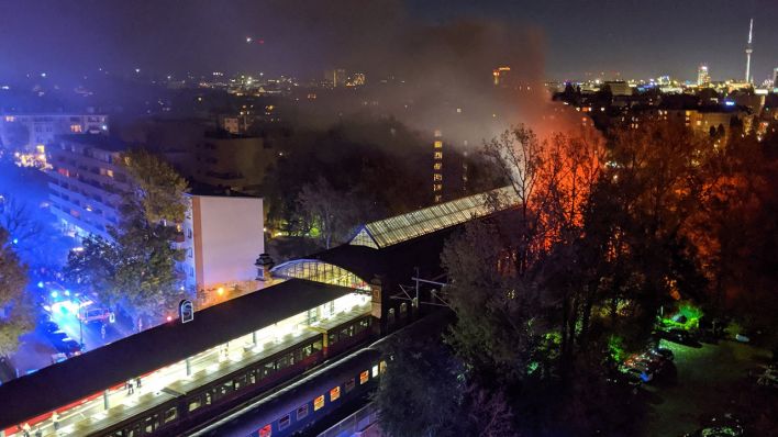 Ein Sonderzug eines privaten Bahnunternehmens (vorn) steht brennend im S-Bahnhof Bellevue. Quelle: dpa