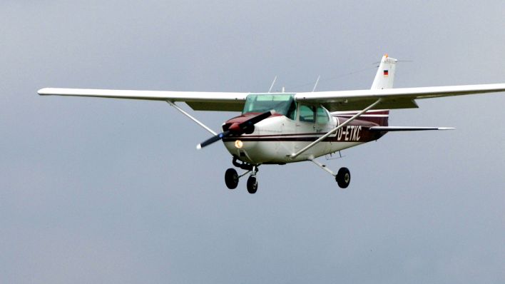 Symbolbild: Ein Kleinflugzeug im Landeanflug auf den Flugplatz im brandenburgischen Strausberg, aufgenommen am 26.07.2005. (Quelle: /Patrick Pleul)