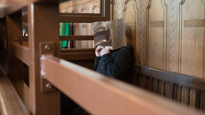24.01.2020, Berlin: Der Angeklagte sitzt im Gerichtssaal. Der 32-jähriger Islamist ist wegen der Planung eines Anschlags zu einer Haftstrafe von fünf Jahren und vier Monaten verurteilt worden (Quelle: dpa/