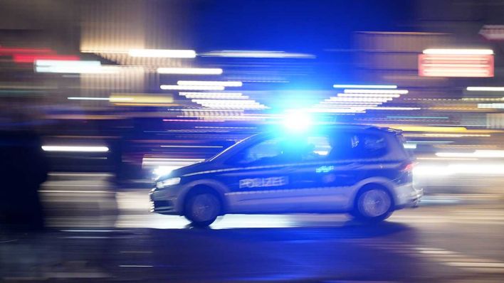 Ein Polizeiauto ist in Berlin im Einsatz. (Quelle: Thomas Bartilla/dpa)