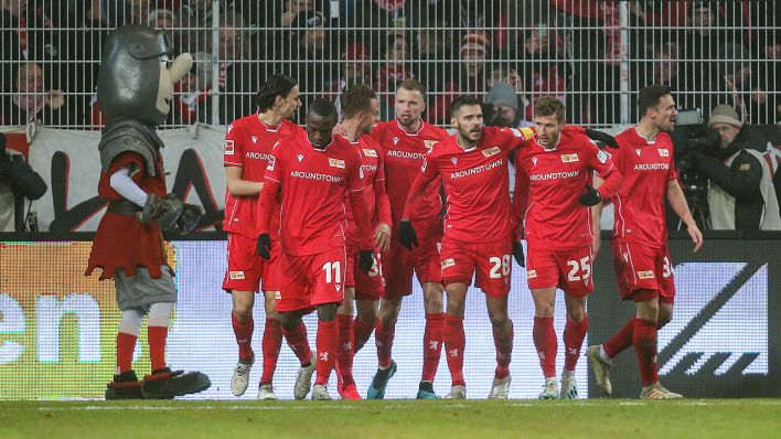 Die Spieler von Union feiern den Sieg gegen Augsburg (Quelle: dpa/Andreas Gora)