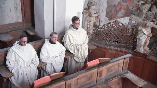 Drei Mönche beim Gebet im Kloster Neuzelle.