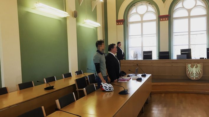 Der Angeklagte steht mit seinem Anwalt im Gerichtssaal des Landgerichts Cottbus. (Quelle: rbb/Daniel Mastow)