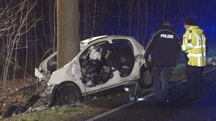 Brandenburger Polizeibeamte sehen sich das Auto an, mit dem eine 22-Jährige auf der B96 in Teltow-Fläming gegen einen Baum prallte. Die Autofahrerin starb noch am Unfallort. (Quelle: NonstopNews)
