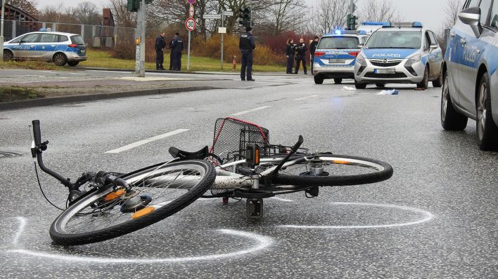 Radfahrer bei Unfall mit Polizeiauto schwer verletzt