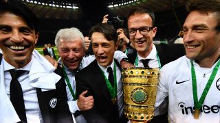 Fredi Bobic feiert mit den Trainer-Team um Niko Kovac (m.) den Sieg des DFB-Pokals. Quelle: imago images/Jan Huebner