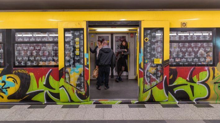 Szene in einem Berliner U-Bahnhof (Quelle: imago images/Schoening)